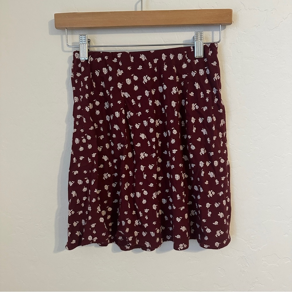 Hollister Burgundy Floral Pull-on Mini Skirt Size XS - Picture 2 of 4
